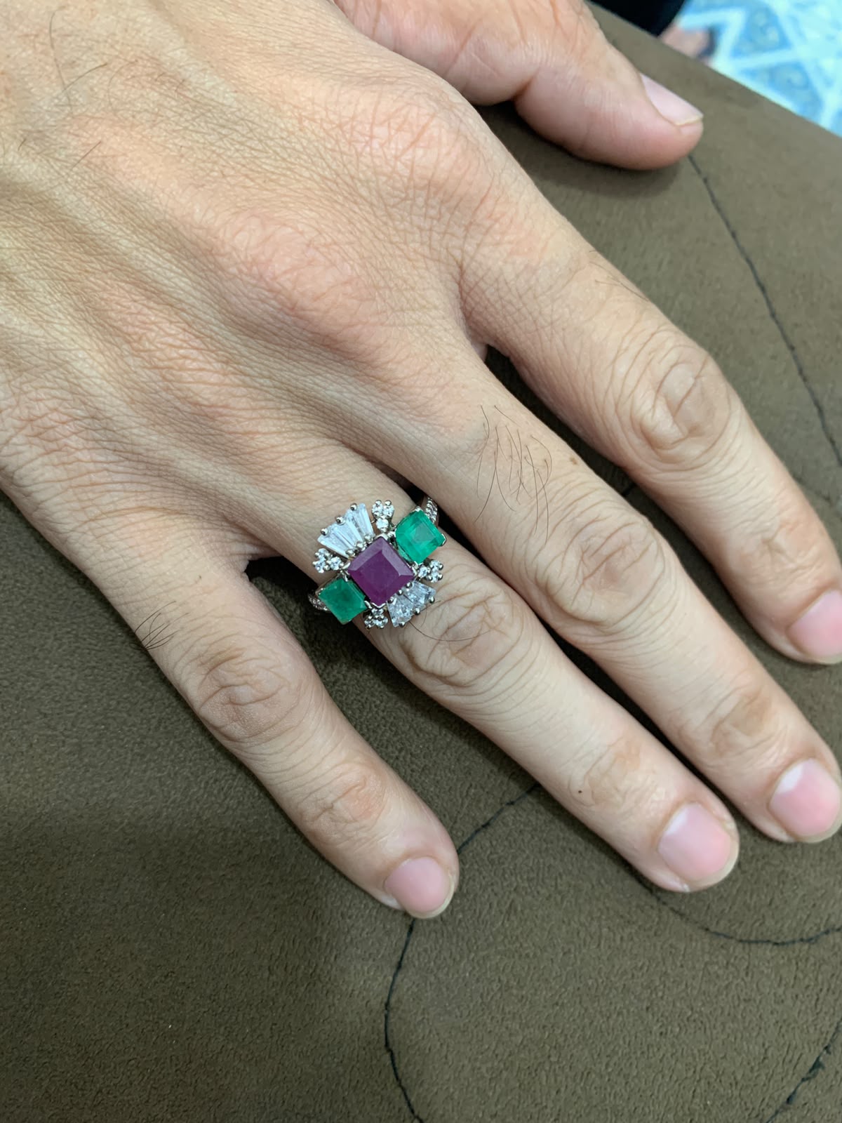 Natural sapphire and emarald swat ring